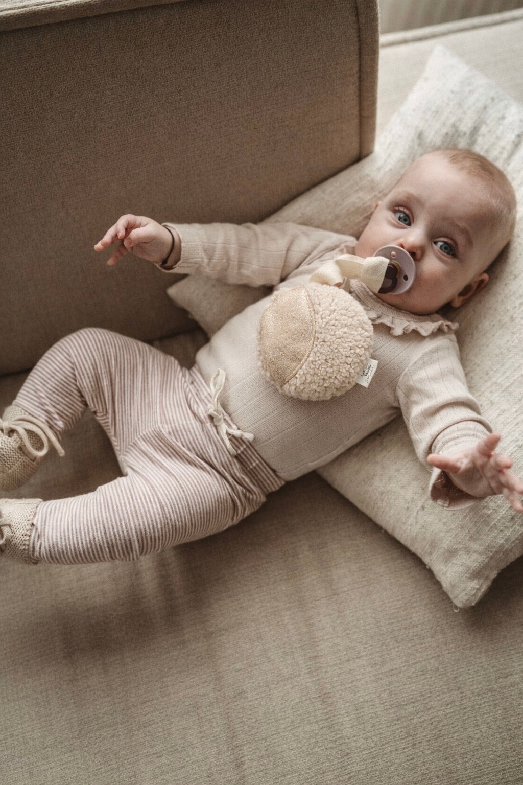 Een Speenkoord van teddy stof in de maanfase van de geboorte van het kindje - Studio Joliva 