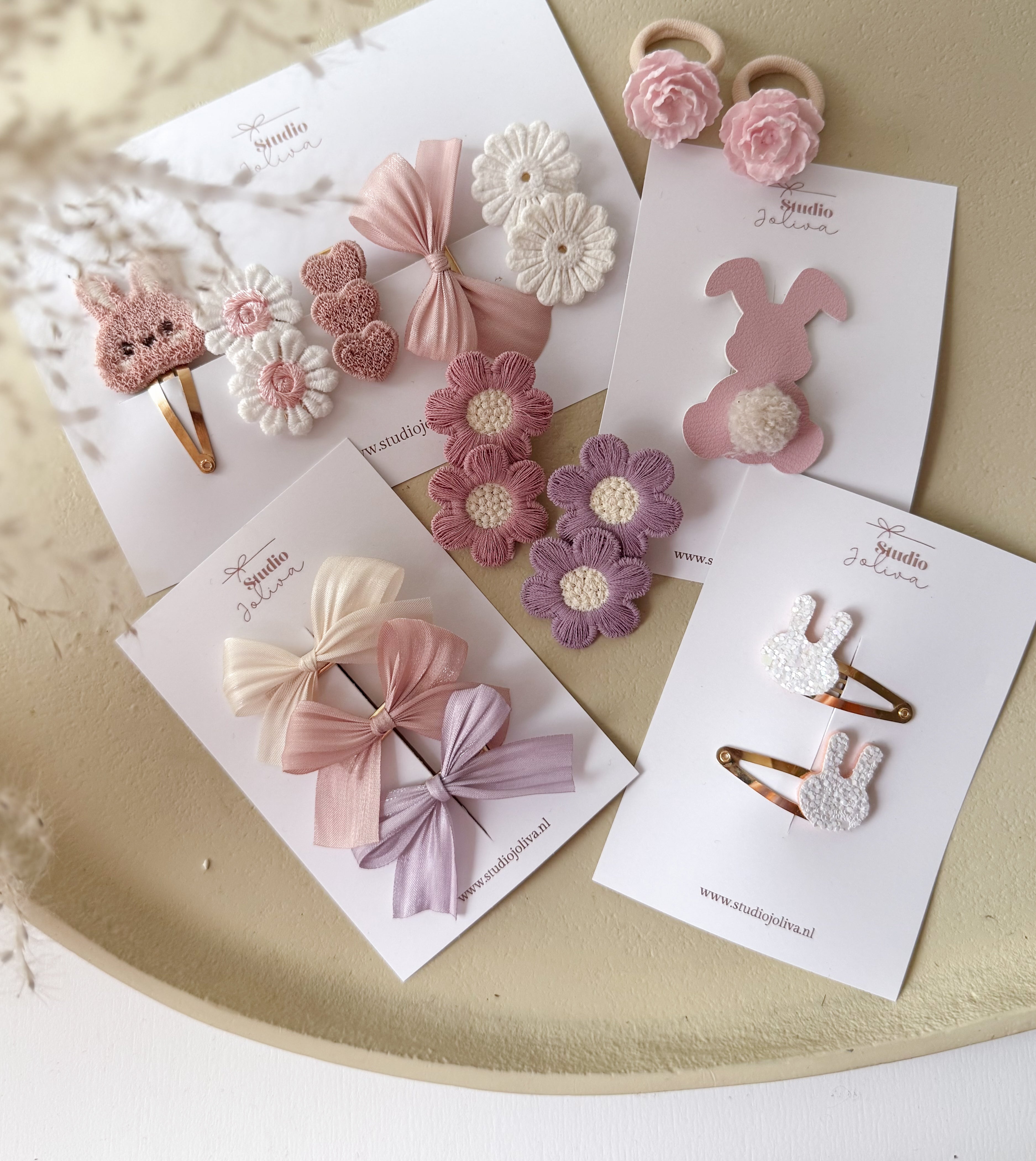 Ontdek de Paas- en voorjaarscollectie van Studio Joliva met zachte haarspeldjes, elastiekjes en strikken in roze, beige, wit en lila. Ook antislip voor baby’s.