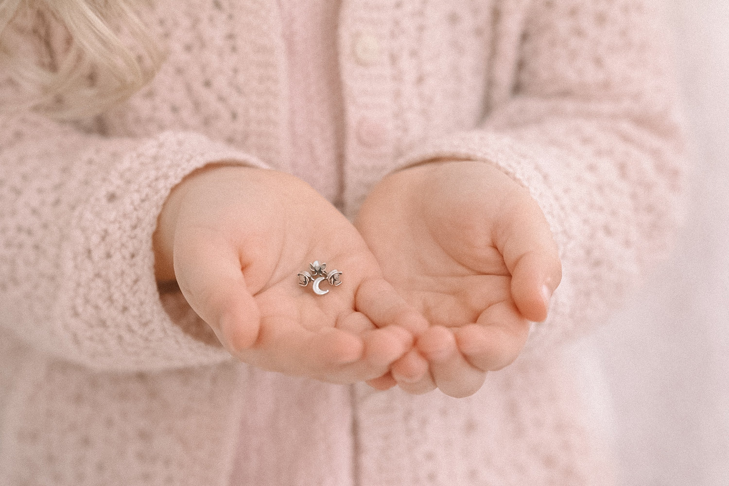 Mama & mini sieraden en accessoires. Matchende oorbellen, haarspeldjes, tasjes en cadeaus voor moeder en dochter. Perfect om samen te twinnen.