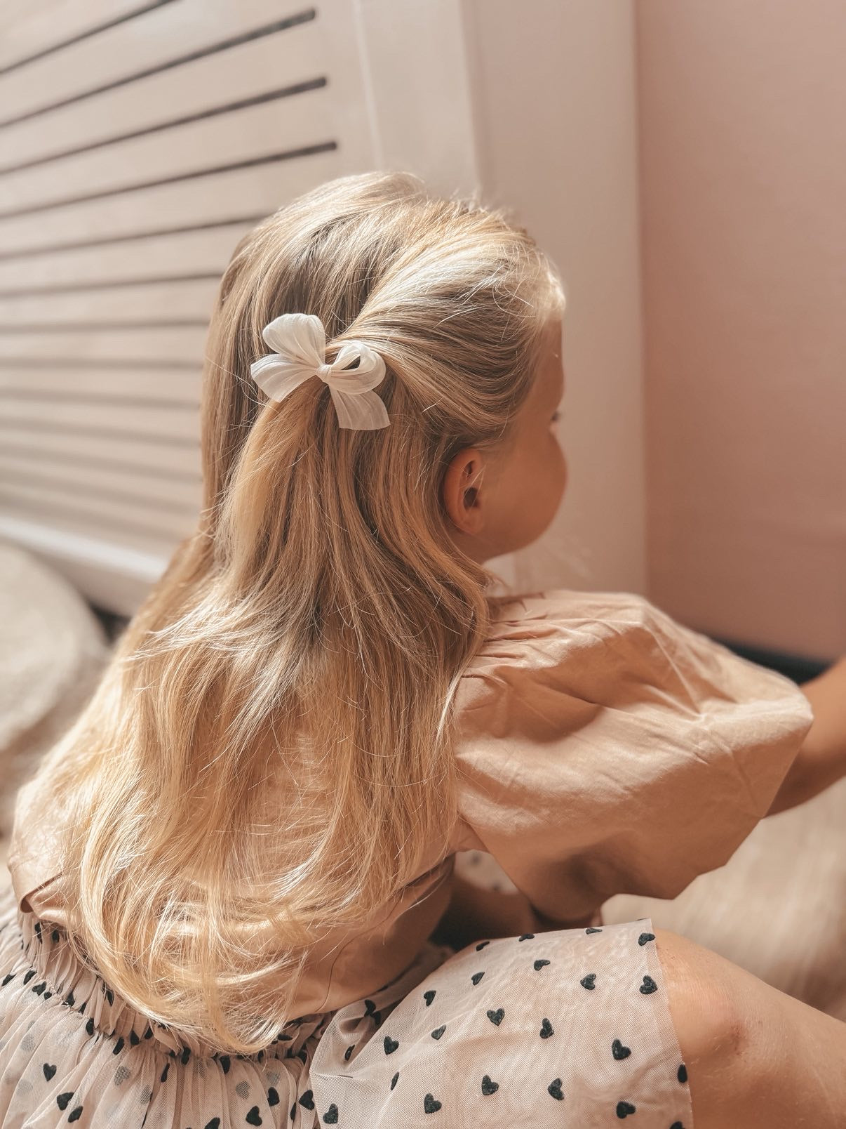 Handgemaakte haarspeldjes strik beige – Studio Joliva”