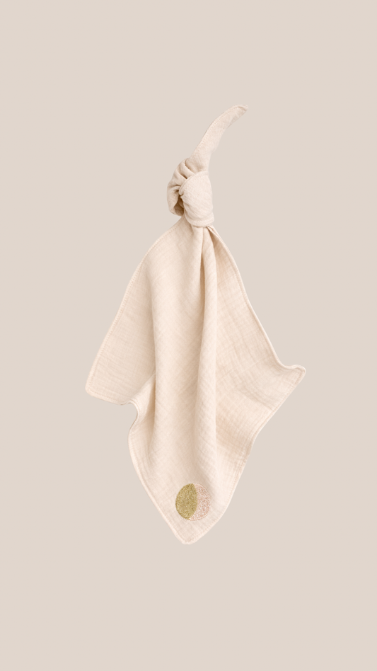 Een lila speendoekje met een geborduurde naam fase van de geboorte - studio joliva