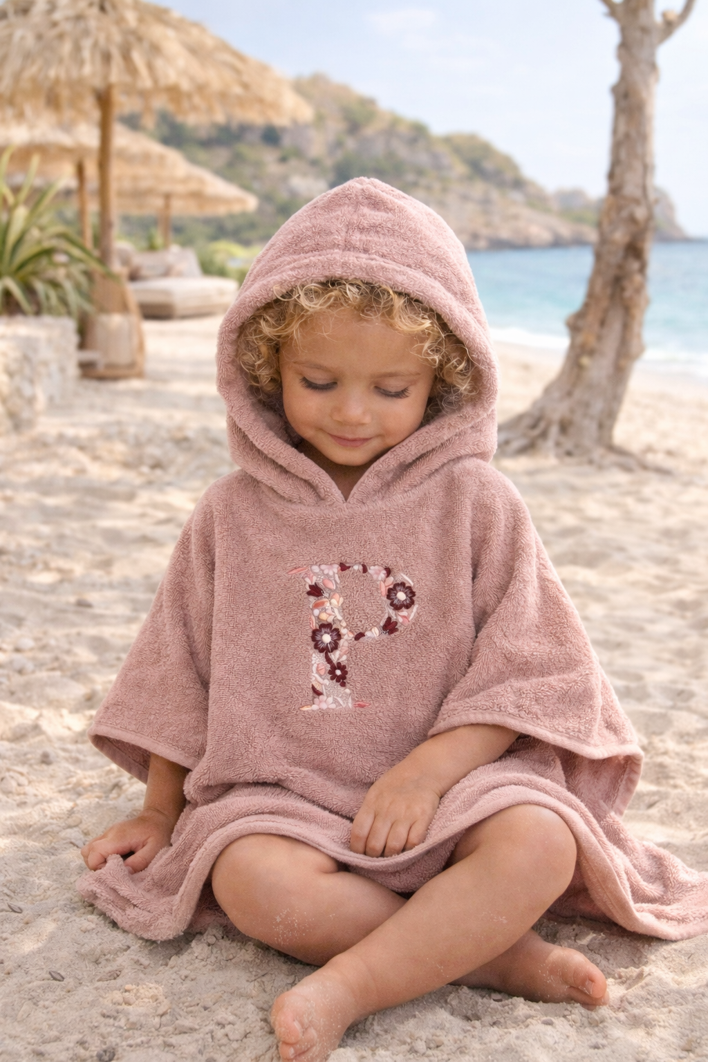 Badponcho met geborduurde bloemen letter - Studio Joliva