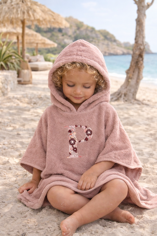 Badponcho met geborduurde bloemen letter - Studio Joliva